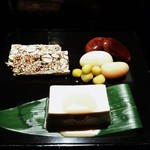 豆おこし、福豆、真葛羹(しんこかん)の和菓子三種盛り合わせ～♪(^o^)丿