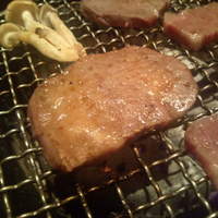 上野太昌園 上野本店 - 焼いている厚切りタン塩