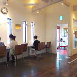 ベーカリーショパン - 席数は少ないが、広々として清潔。コーヒー・お茶サービスあります