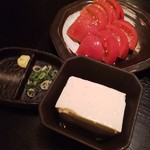 博多もつ鍋一級 - ゆず豆腐と冷やしトマトも頂きました。