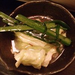 博多もつ鍋一級 - キャベツ、ニラ、ごぼうの野菜類は身体にもよさそう