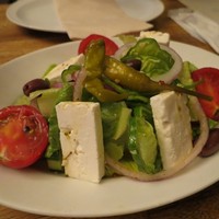 CICADA - フェタチーズとカラマタオリーブのギリシャ風サラダ(¥1,600−)