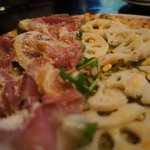 ピザ（自家製プロシュートとれんこんのハーフ＆ハーフ）アップで