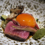 レストラン ラッセ - 28年8月　滋賀より　赤味の旨味近江牛　うちひらのロースト　肉の旨味　ブランデー　ソーテルヌを12時間煮込んだソース　アップ