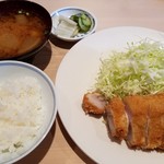 すぎ田 - とんかつ・ロース(2100円）+ライス(300円）+豚汁(200円）＝2600円