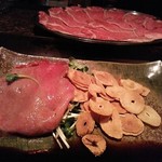 シャカ - 薄切りステーキ、ニンニクチップ