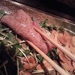 シャカ - 薄切りステーキにニンニクチップ、カイワレ大根を巻いて