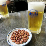 九龍餃子房 - 生ビールで乾杯！
      お通しの揚げピーナッツが美味しい。