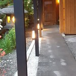 茶寮 瀧乃家 - 入口までの通路が石畳や飛び石とかだったら完璧なんだがなぁ。