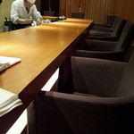 茶寮 瀧乃家 - ゆったりとしたカウンターと椅子。