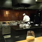 茶寮 瀧乃家 - 広い厨房で焼き物に物をしている料理人さん。