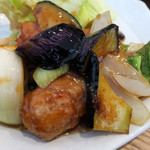 食堂コヨミ - はぎちくポークの肉団子と茄子の甘酢あん
