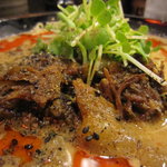 横浜 青葉餃子 - 練り胡麻の風味と、しっかり煮込まれた牛すじの融合。ラー油、花山椒がキッチリ効いていて、シビレ感が後追いで。