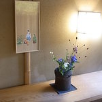 茶寮 宝泉 - 下駄箱上の　生花