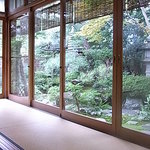 茶寮 宝泉 - 席からお庭を望む