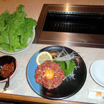 ユッケ　サンチュ　辛味噌