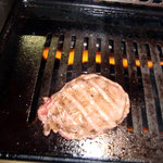 焼肉ジュージュー - 牛タン　焼き中
