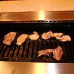 焼肉ジュージュー - スタミナ大皿　焼き中