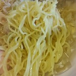 あい庵 - 少し縮れた細麺は氷入り鶏スープの中でポキポキに冷えています。
