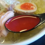 あい庵 - 油脂分は見当たらず、非常に透き通ったスープ。