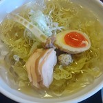 冷製鶏ら～めん ７００円＋大盛１００円  鶏チャーシュー２枚、ミニ肉団子、孟宗竹？、味付きゆで卵半分、粗めに切られた白髪葱、柚子胡椒と氷がゴロゴロ。