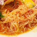 太陽のトマト麺 - マンゴーと生ハムのトマト冷麺930円