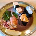 寿司栄 - 特盛りのうにと白えびさん。焼いたエビの頭はニギリで使ったエビのものだそう。