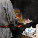 独酌　三四郎 - 新子焼きを焼く様子