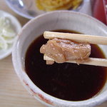 手打うどん 松屋 - つけ汁に鶏肉が
