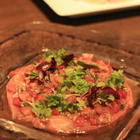 IL PINOLO SKY TERRACE - くぬぎ鱒の燻製ﾄﾏﾄサルサソース　コリアンダー風味(1800)