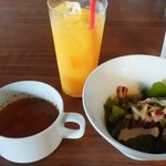 リグノーサカフェ - オレンジ、サラダ、コンソメスープ