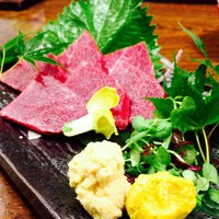 馬春楼 北新地総本店 - 馬刺し（赤身）ルイベで食べやすいわ♪
