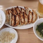 ぎょうざいってん - ぎょうざ定食 [690円] 
            餃子2枚(12個)、ごはん、ナムル、スープ付き♪
            ビールも昼から頼んでみよう ❢