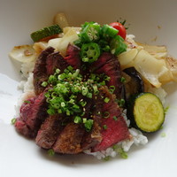ダイナミックキッチン＆バー 響 カレッタ汐留店  - ステーキと、野菜（玉ねぎ・ズッキーニ・オクラ・なすなど）