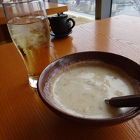 ダイナミックキッチン＆バー 響 カレッタ汐留店  - とろろ付！（写真は2人分）
                サービスで冷たいお茶がもらえるのも嬉しい。