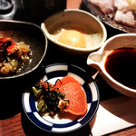 ○海 - 海鮮丼のツユ、生卵、鰻の酢の物、お新香付き