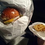 R-S - チーズバーガー(トマト抜き)とポテト