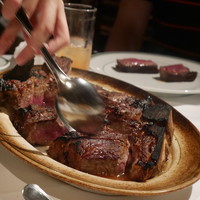 ウルフギャング・ステーキハウス 丸の内店 - 取り分けて頂きました。肉汁絡めてくれています。