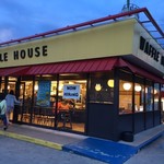 Waffle House - イエローがコーポレートカラーのようです