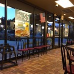 Waffle House - ガラスを多用した開放的な店ですね