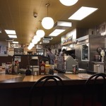 Waffle House - Ⅼ字型のカウンターとテーブル席、こじんまりとしたレイアウトです