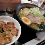 新千歳エアポートレストラン by ROYAL HOST - ラーメン豚丼セット　　
            2016.08
