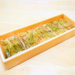 ヒロ助 - 甘えび昆布〆の一口押し寿司。1500円