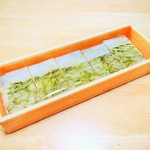 ヒロ助 - 白えび昆布〆の一口押し寿司。2500円
