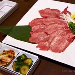 焼肉屋和牛じゅう兵衛 - タン・キムチ盛合