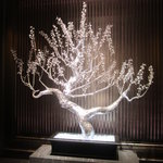 セント レジス ホテル 大阪 - エントランスにある「クリスタルツリー」