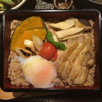 田町 鳥心 - 鶏そぼろ重（アップ）