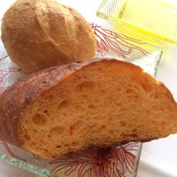 Kobe Grill - 焼き立てパン♪手前がトマトで奥が米粉パン。おいしかったです♪