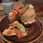 Mr.FARMER - 黒豆パテとトマトのヴィーガンバーガーのプレートでございます