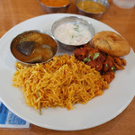 ランチビュッフェ(1200円) この日はサンバル、ワダ、チキンビリヤニ、ベジタブルライタ、チキンロースト、マトンカリー、ダルフライ、ベジタブルハイドラバディなど